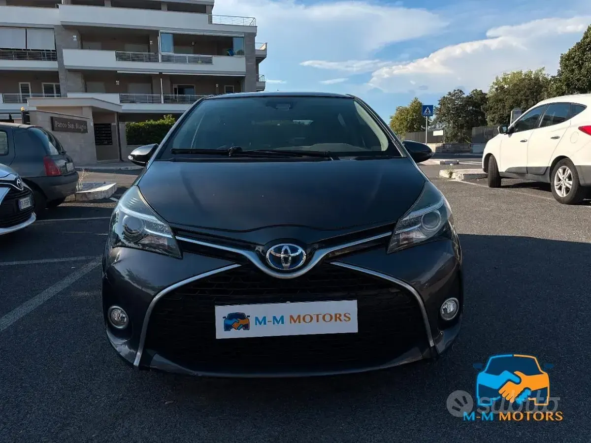Usata Toyota Yaris Hybrid Style 73 CV (53 kW) 2016 Grigio Berlina