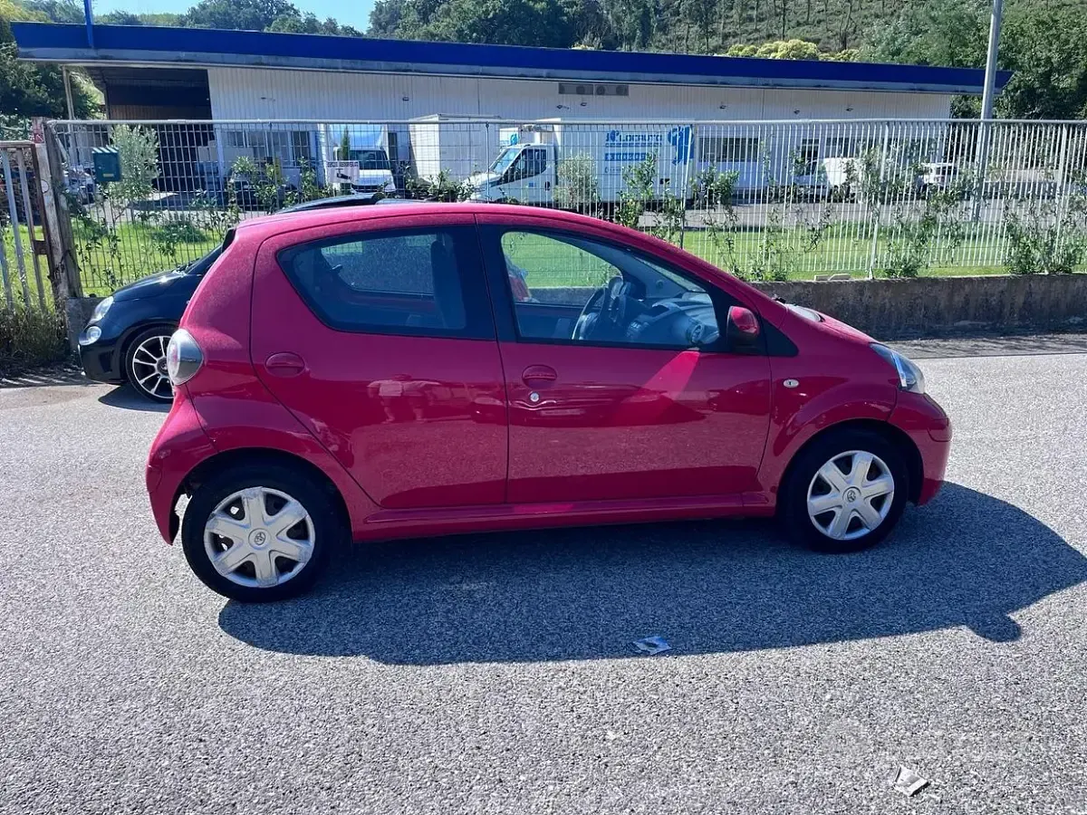 Usata Toyota Aygo Sol 68 CV (50 kW) 2009 Rosso Utilitaria