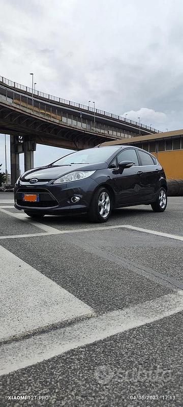 Usata Ford Fiesta Titanium 96 CV (70 kW) 2010 Grigio Utilitaria