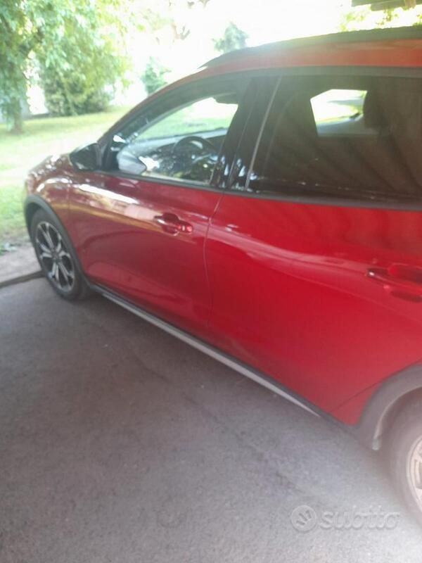 Usata Ford Focus 125 CV (91 kW) 2022 Rosso Station wagon