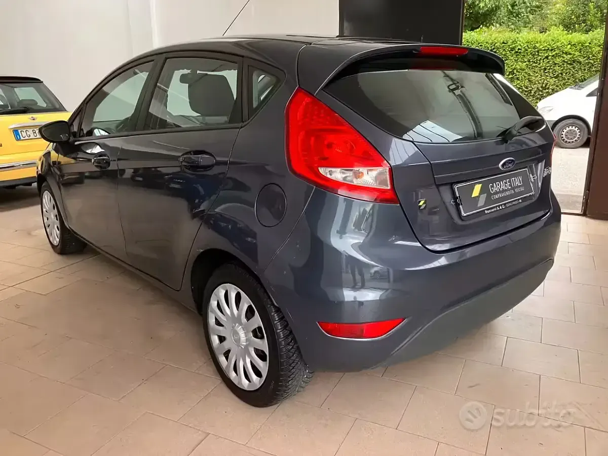 Usata Ford Fiesta 82 CV (60 kW) 2011 Bluazzurro Berlina
