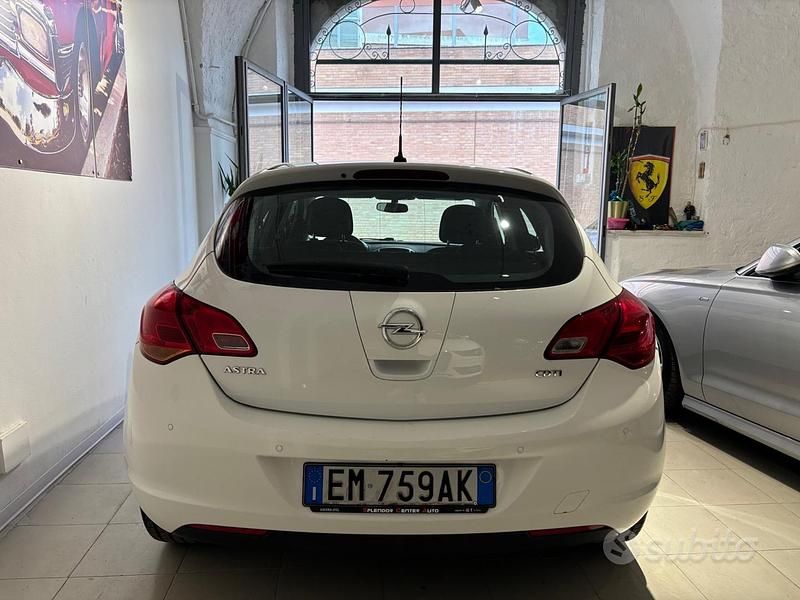 Usata Opel Astra Cosmo 110 CV (80 kW) 2012 Bianco Berlina