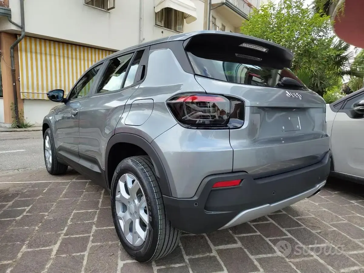 Nieuw Jeep Avenger Altitude 101 PK (74 kW) 2026 Grijs SUV