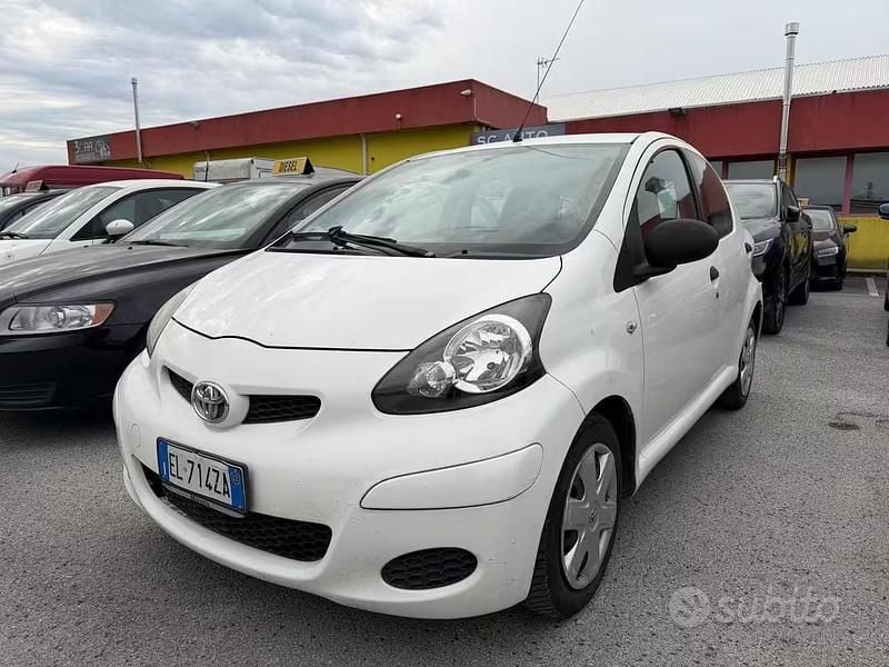 Usata Toyota Aygo 68 CV (50 kW) 2012 Bianco Utilitaria