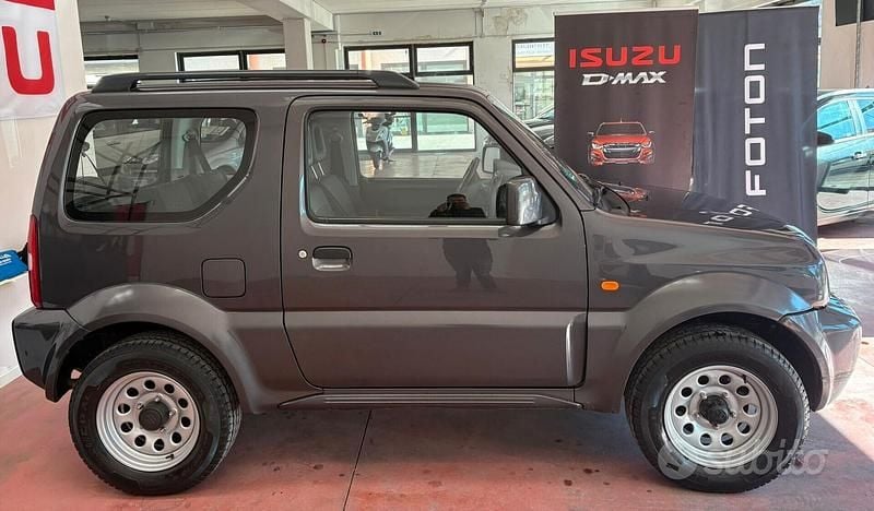 Usata Suzuki Jimny 86 CV (63 kW) 2012 Grigio SUV