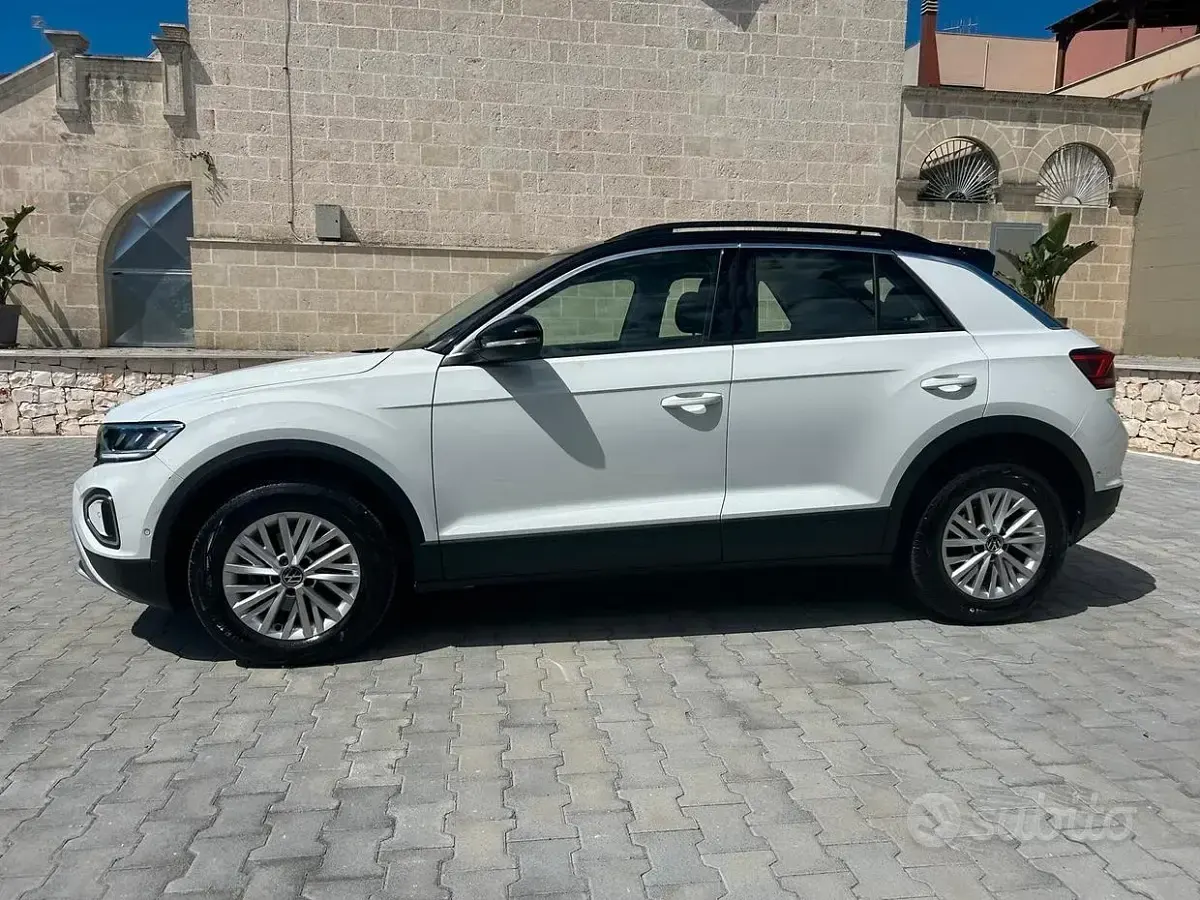 Usata VW T-Roc Life 116 CV (85 kW) 2023 Pure white/nero SUV