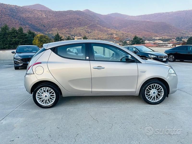 Usata Lancia Ypsilon Silver 69 CV (50 kW) 2014 Grigio Utilitaria