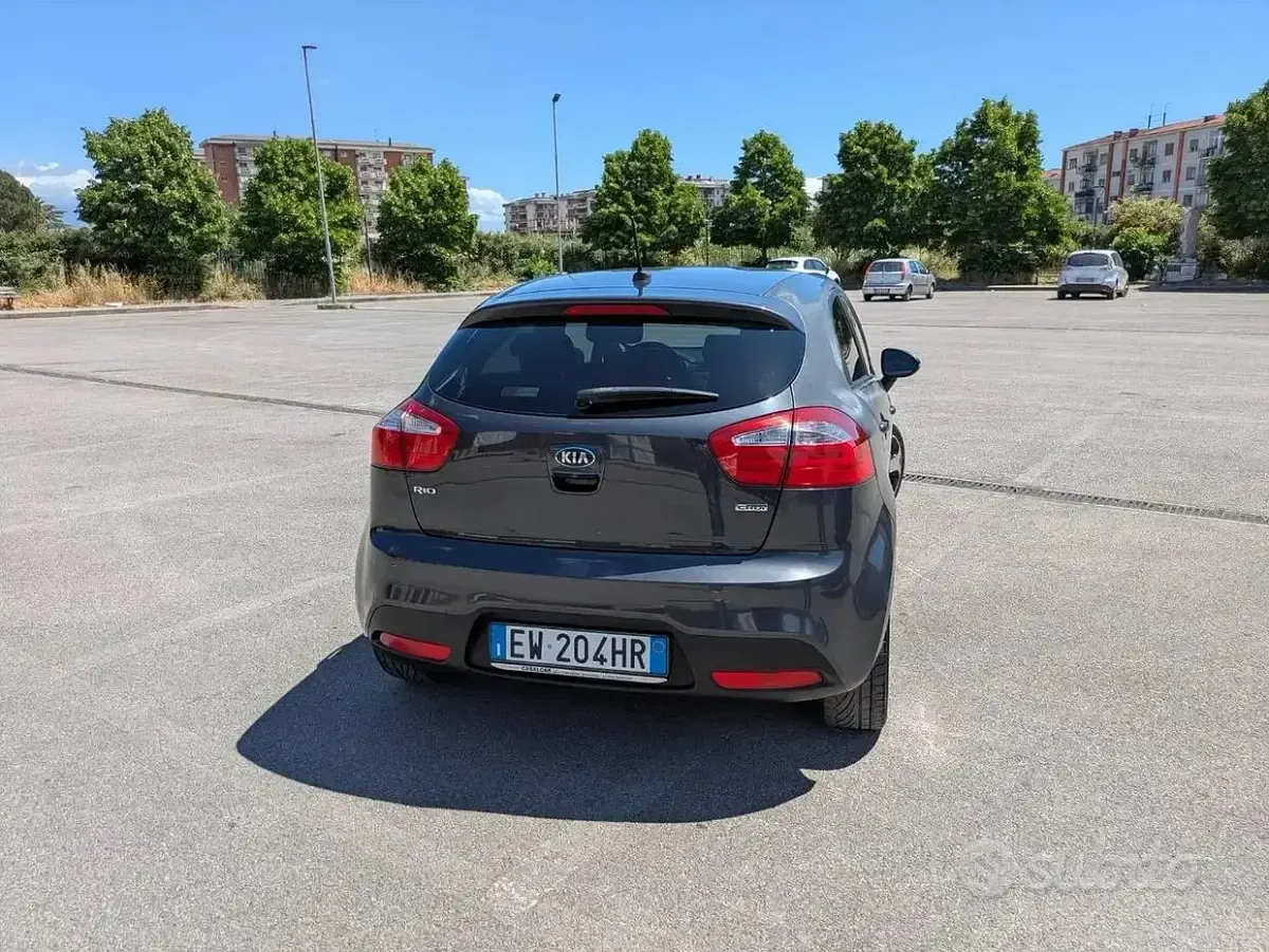 Usata Kia Rio 75 CV (55 kW) 2014 Grigio Berlina