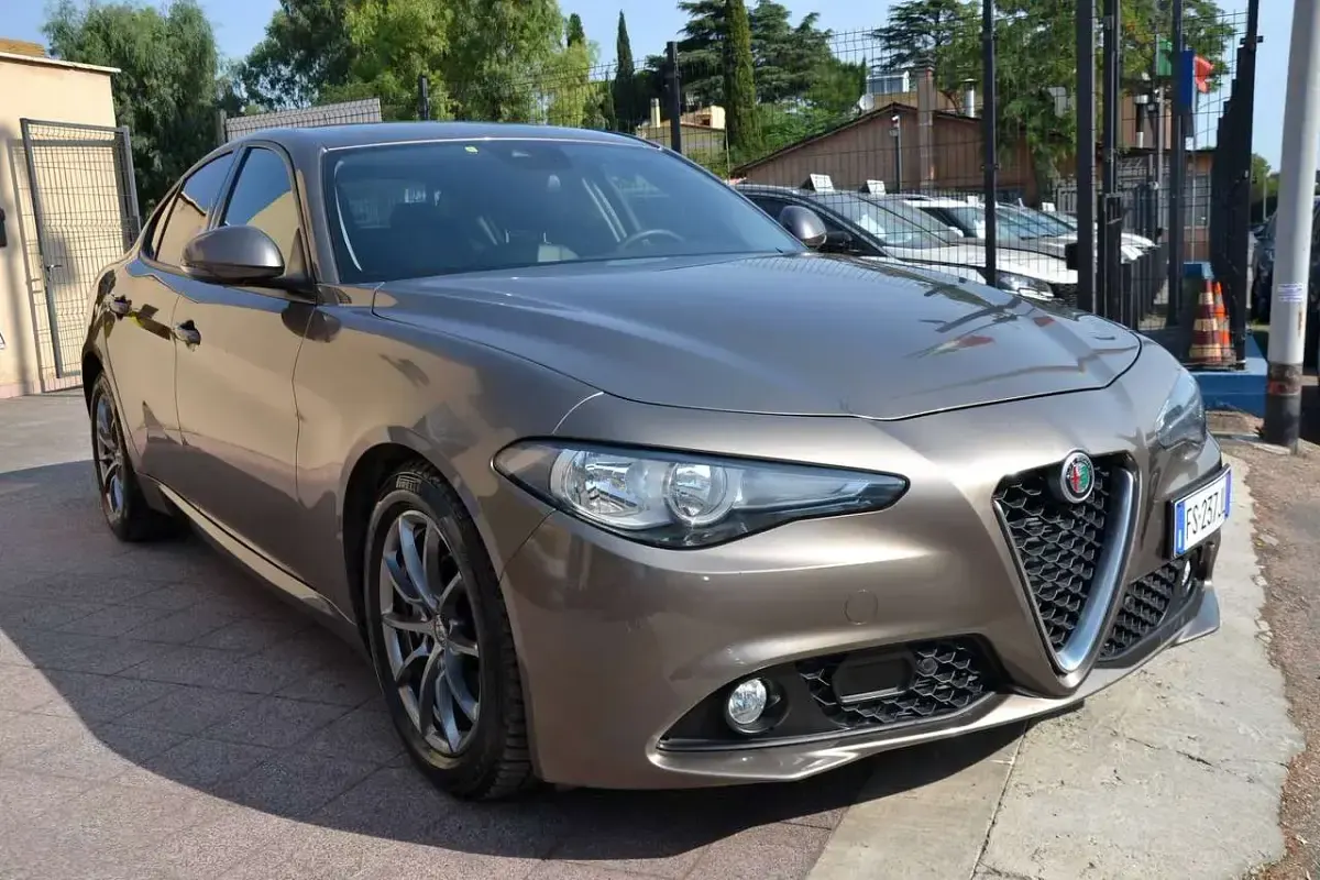 Usata Alfa Romeo Giulia Super 179 CV (131 kW) 2018 Grigio Berlina