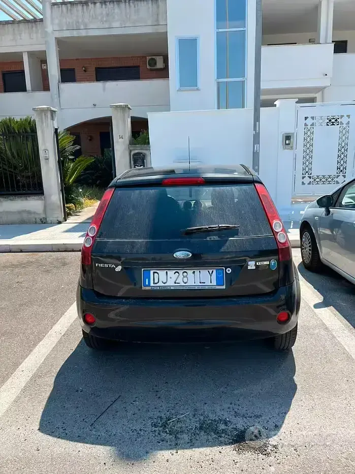 Usata Ford Fiesta 68 CV (50 kW) 2007 Nero Utilitaria