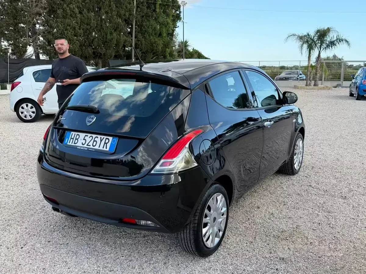 Usata Lancia Ypsilon Gold 69 CV (50 kW) 2014 Nero Utilitaria