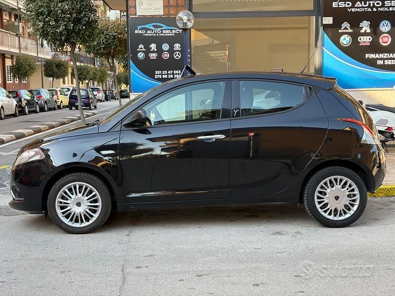 Usata Lancia Ypsilon Silver 69 CV (50 kW) 2016 Nero Utilitaria