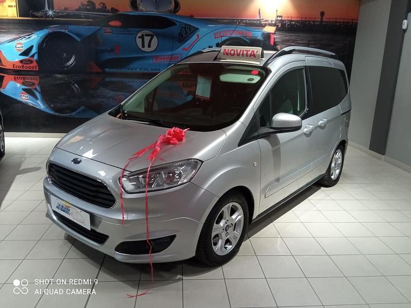 Argento Usata 2015 Ford Tourneo Courier Titanium Monovolume | 11.800 € (Cara) - Immagine 1/4