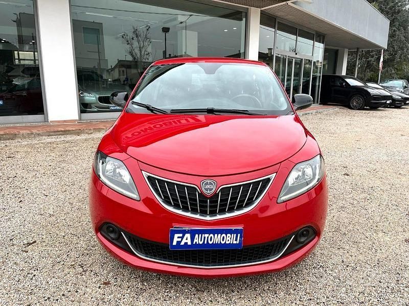 Usata Lancia Ypsilon Silver 69 CV (50 kW) 2022 Rosso Utilitaria