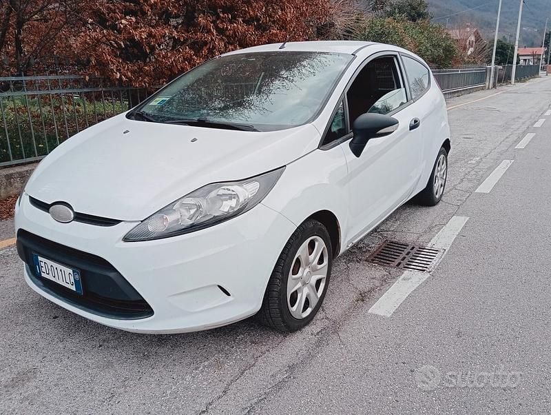 Usata Ford Fiesta 68 CV (50 kW) 2010 Bianco Utilitaria