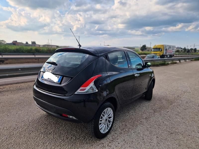 Usata Lancia Ypsilon Gold 85 CV (62 kW) 2015 Nero Utilitaria