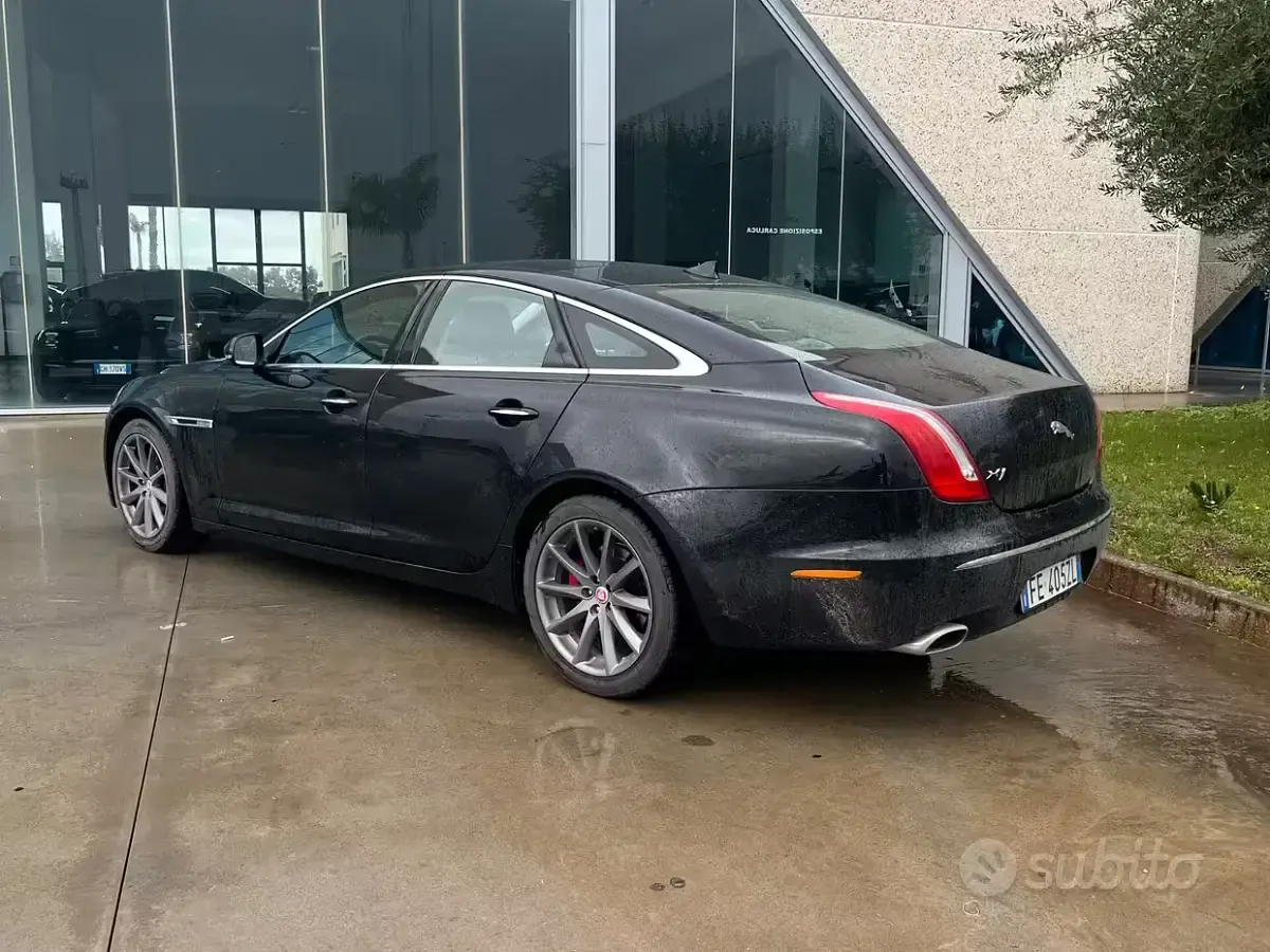 Usata Jaguar XJ Premium Luxury 275 CV (202 kW) 2015 Nero Berlina