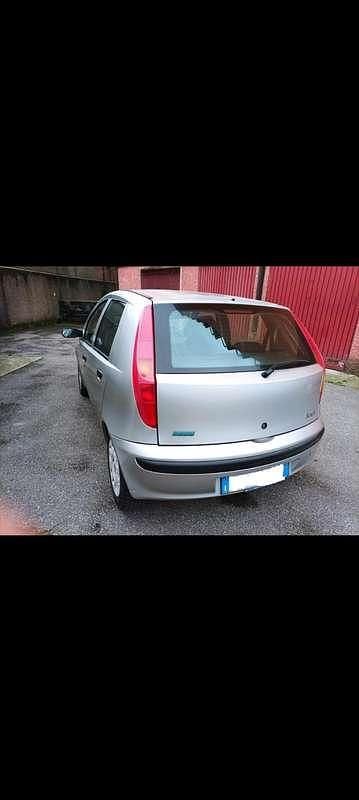 Usata Fiat Punto 86 CV (63 kW) 2002 Argento Utilitaria