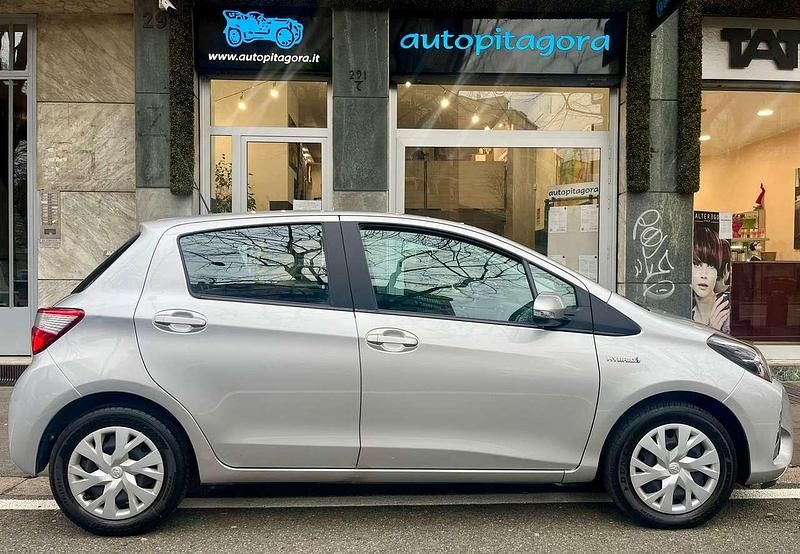 Usata Toyota Yaris Hybrid Business Edition 73 CV (53 kW) 2020 Grigio argento Berlina