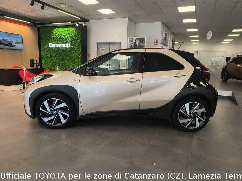 Usata Toyota Aygo X Lounge 72 CV (52 kW) 2022 Beige SUV