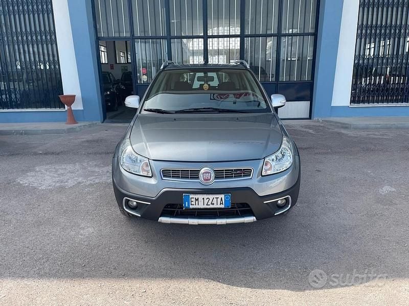 Grigio Usata 2012 Fiat Sedici SUV | 5399 € (Buon prezzo) - Immagine 1/4