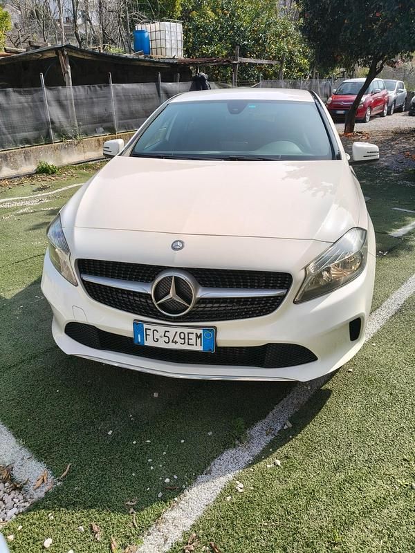 Usata Mercedes A180 108 CV (79 kW) 2017 Bianco Berlina