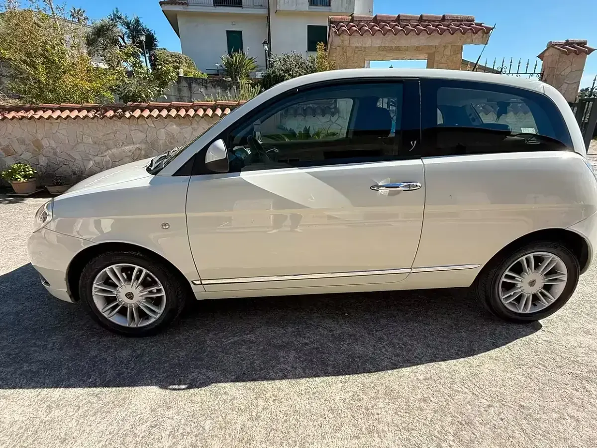 Usata Lancia Ypsilon 75 CV (55 kW) 2010 Bianco Utilitaria