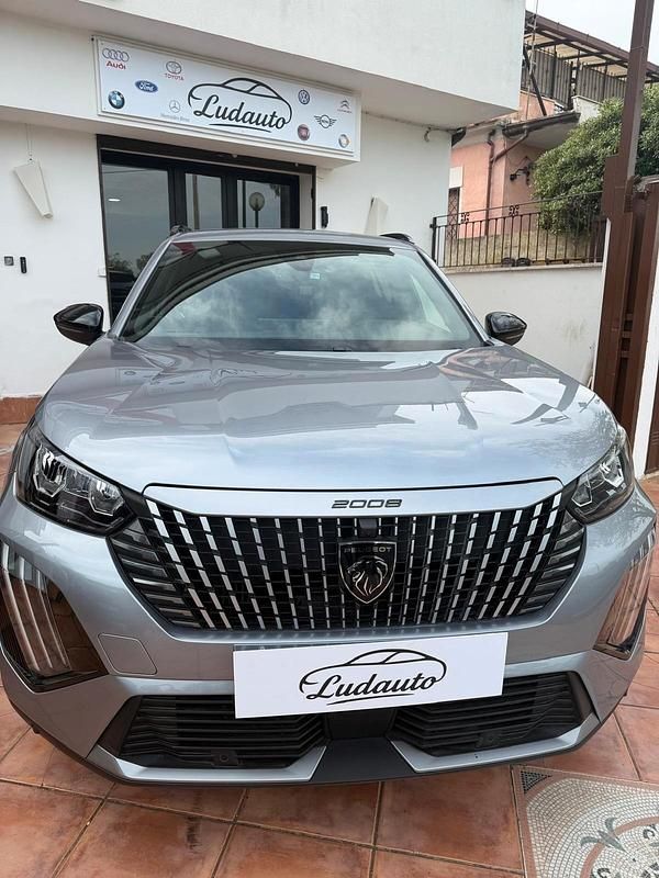 Usata Peugeot 2008 Allure 102 CV (75 kW) 2024 Argento SUV