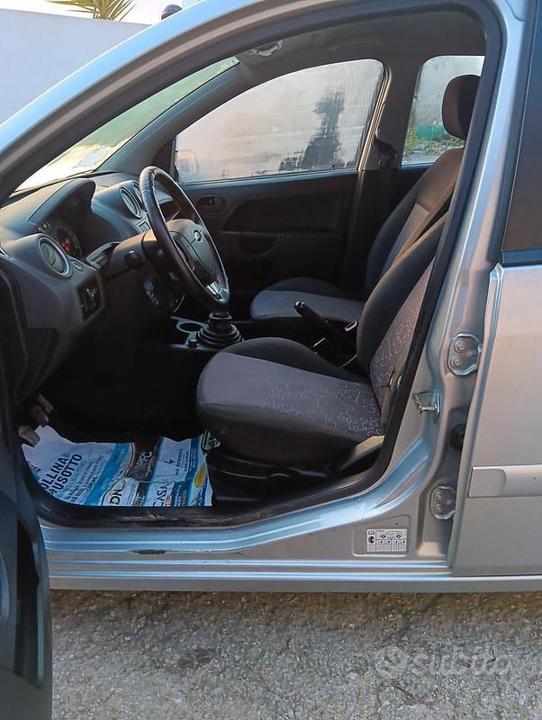 Usata Ford Fiesta Ghia 67 CV (49 kW) 2007 Grigio Berlina