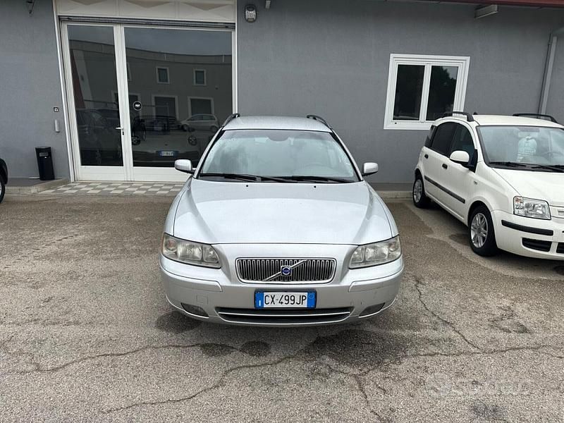 Usata Volvo V70 Momentum 163 CV (119 kW) 2005 Argento Station wagon