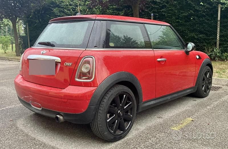 Begagnad Mini ONE 95 HK (69 kW) 2009 Röd Halvkombi
