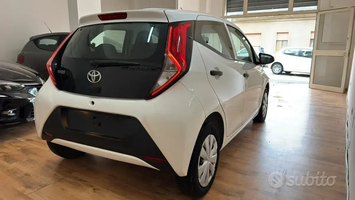 Usata Toyota Aygo Connect Style 72 CV (52 kW) 2021 Bianco Utilitaria