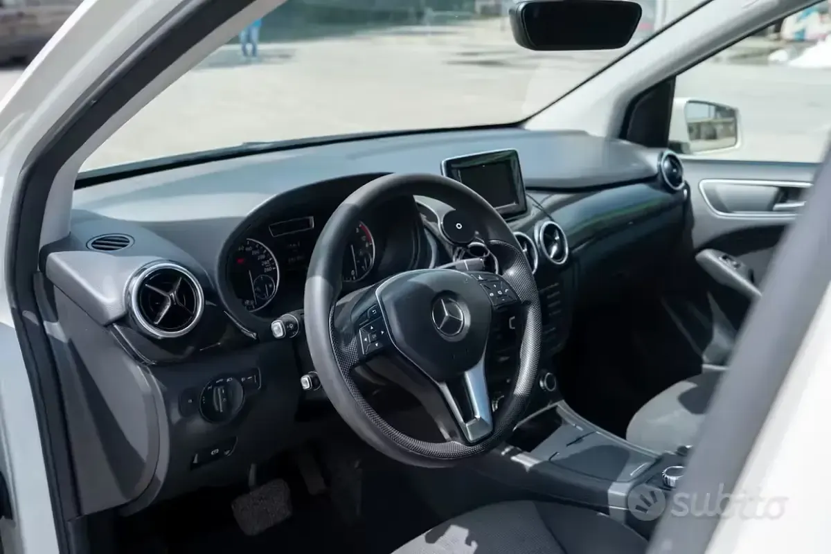 Usata Mercedes B180 109 CV (80 kW) 2013 Bianco Utilitaria