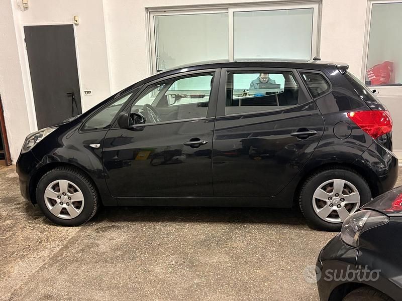Usata Kia Venga 90 CV (66 kW) 2012 Nero Utilitaria