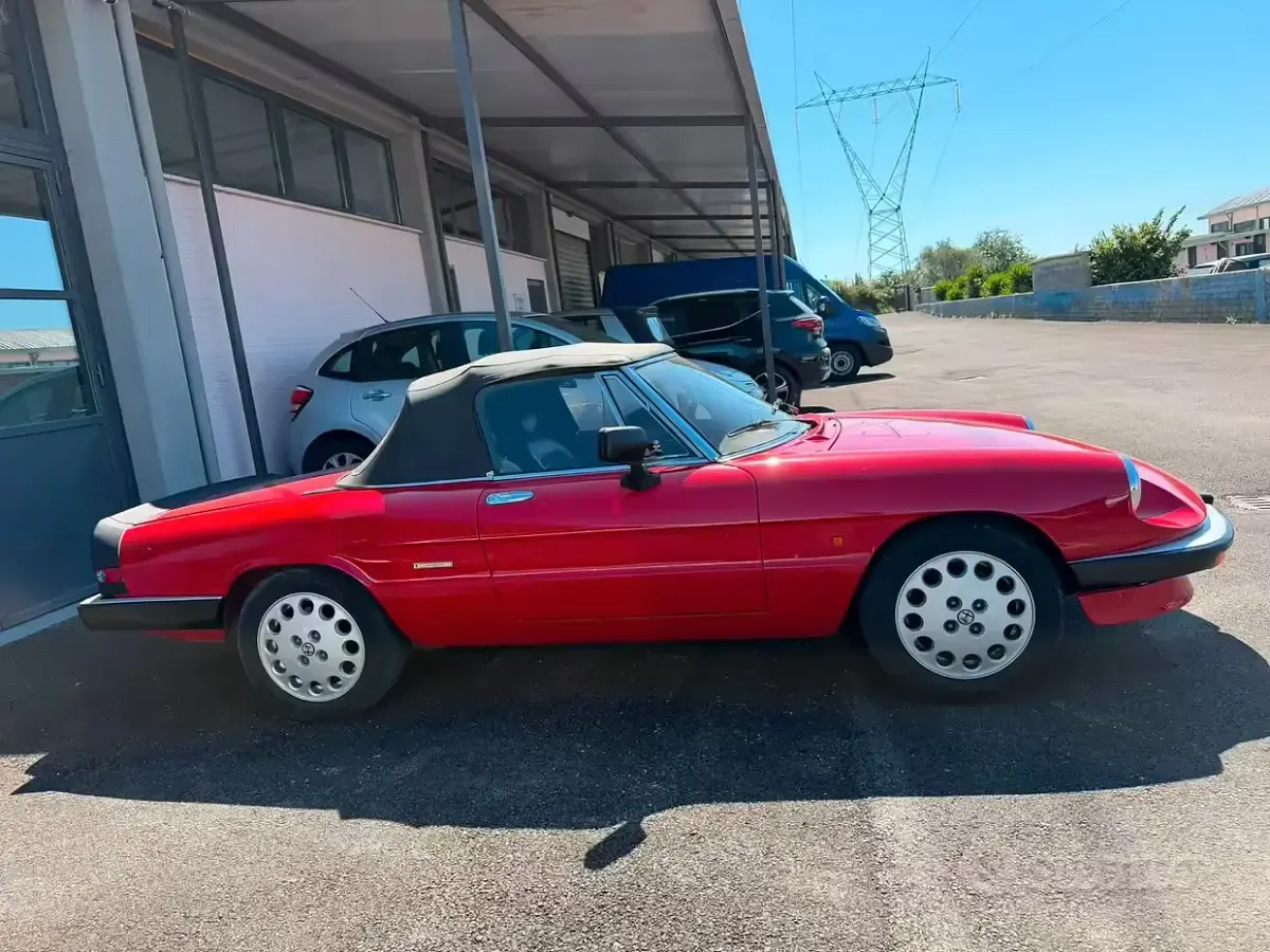 Usata Alfa Romeo Spider 106 CV (77 kW) 1990 Rosso Cabrio