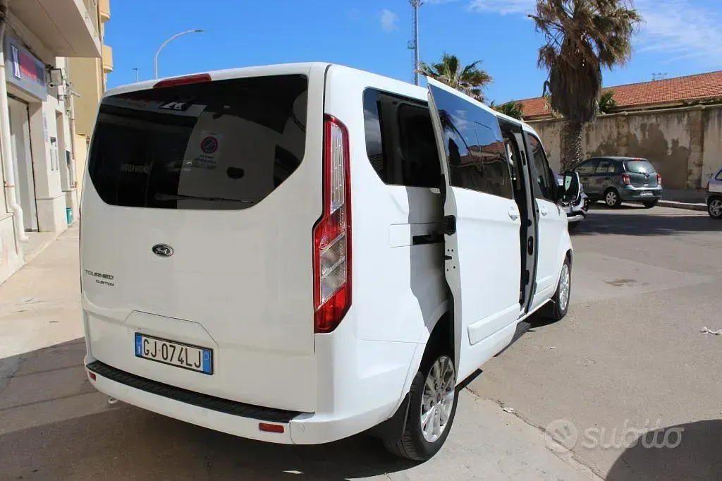 Käytetty Ford Tourneo 131 HP (96 kW) 2021 Valkoinen Tila-auto