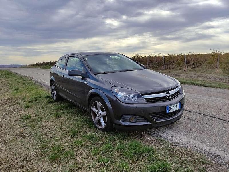 Usata 2008 Opel Astra GTC Cosmo Berlina | 2500 € (Buon prezzo) - Immagine 1/4
