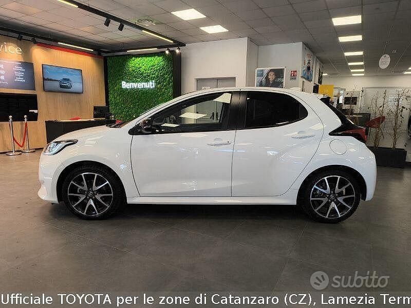 Usata Toyota Yaris Hybrid Lounge 115 CV (84 kW) 2021 Bianco Berlina