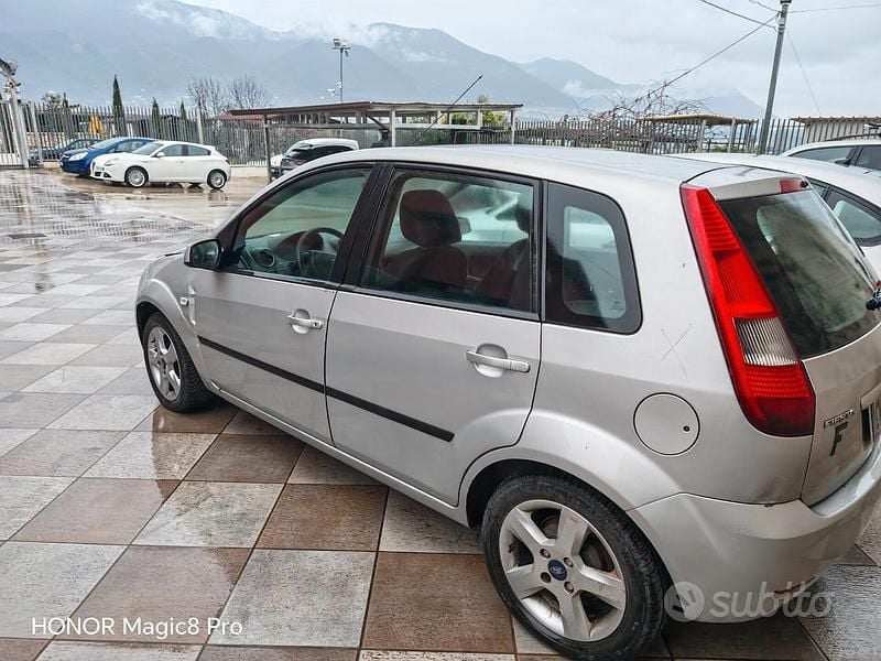 Usata Ford Fiesta Ghia 74 CV (54 kW) 2005 Grigio Berlina