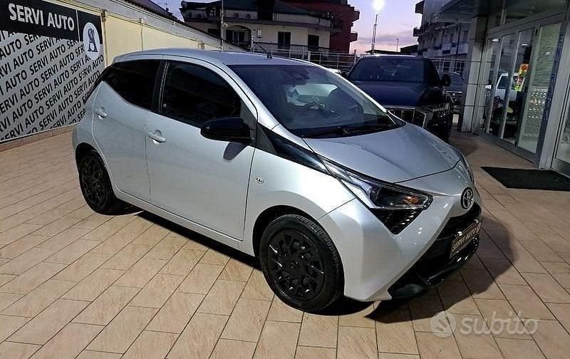 Grigio Usata 2020 Toyota Aygo Connect Style Due volumi | 10.900 € (Buon prezzo) - Immagine 1/4