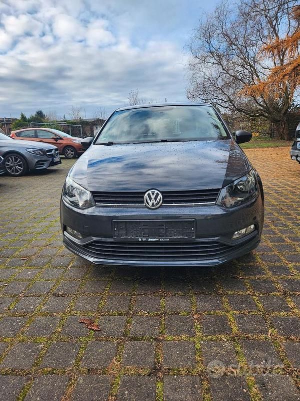 Grigio Usata 2015 VW Polo Trendline Tre volumi | 8000 € (Buon prezzo) - Immagine 1/4