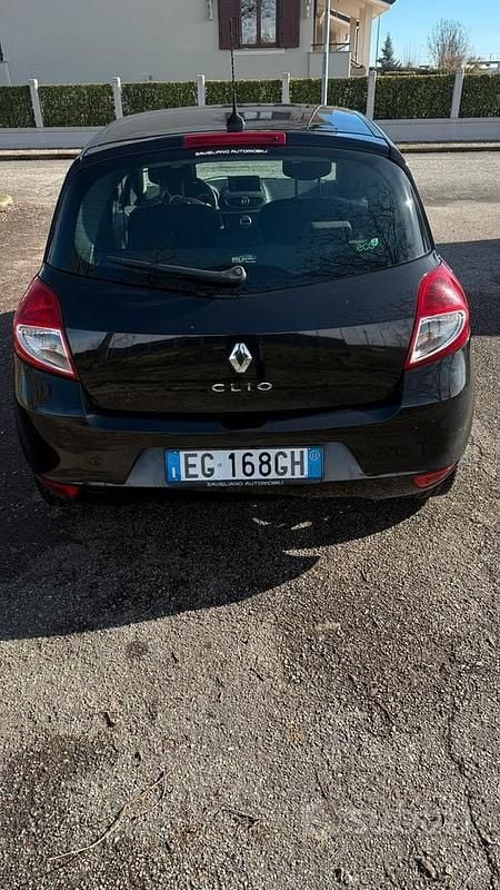 Usata Renault Clio III 75 CV (55 kW) 2011 Nero Berlina