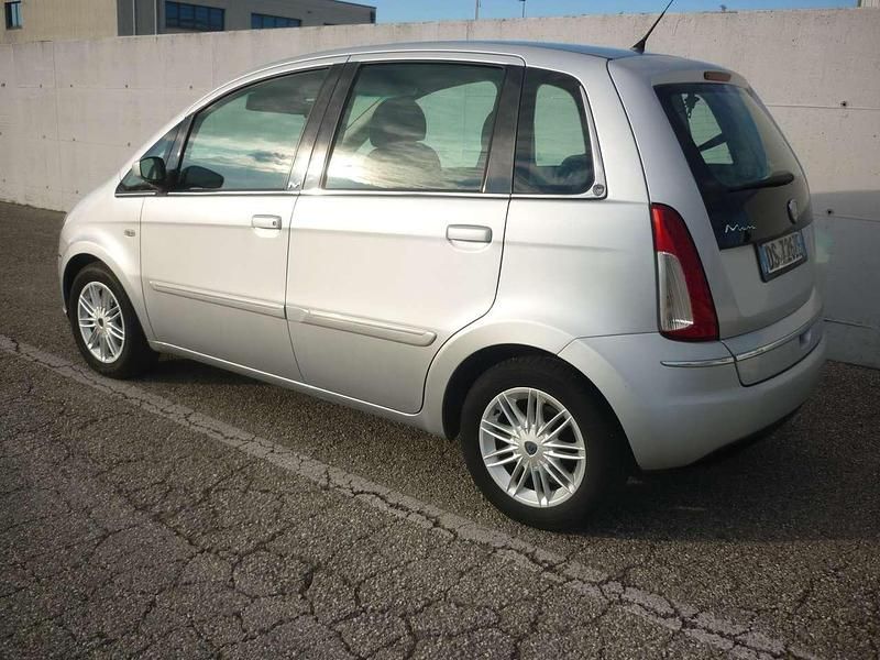 Usata Lancia Musa 95 CV (69 kW) 2009 Argento Monovolume