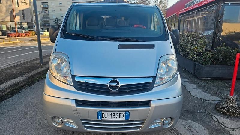 Usata Opel Vivaro 114 CV (83 kW) 2007 Argento Monovolume
