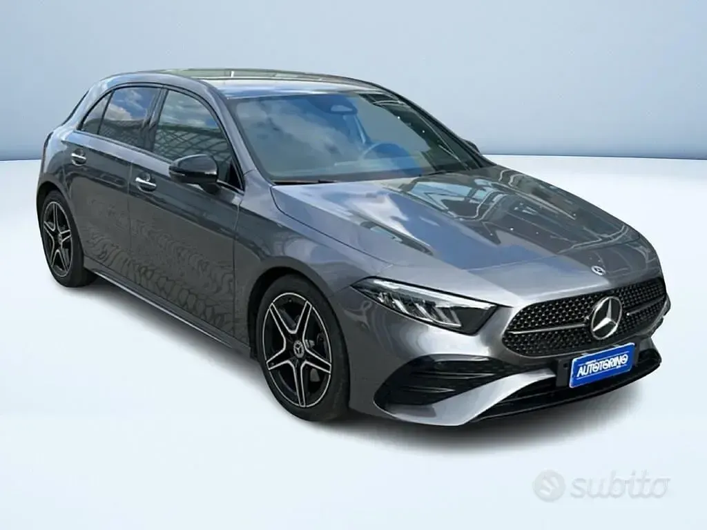 Usata Mercedes A180 AMG Line Premium 116 CV (85 kW) 2023 Grigio metallizzato Berlina