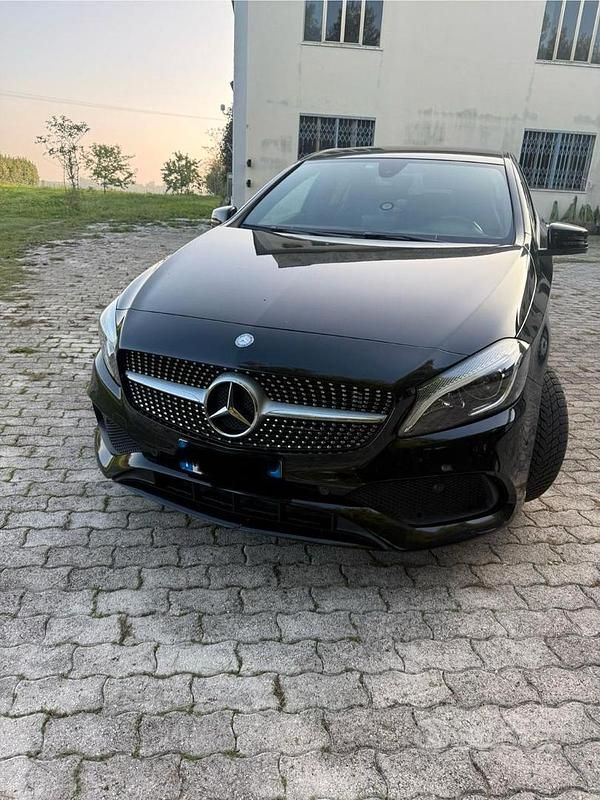 Usata Mercedes A180 109 CV (80 kW) 2016 Nero Utilitaria