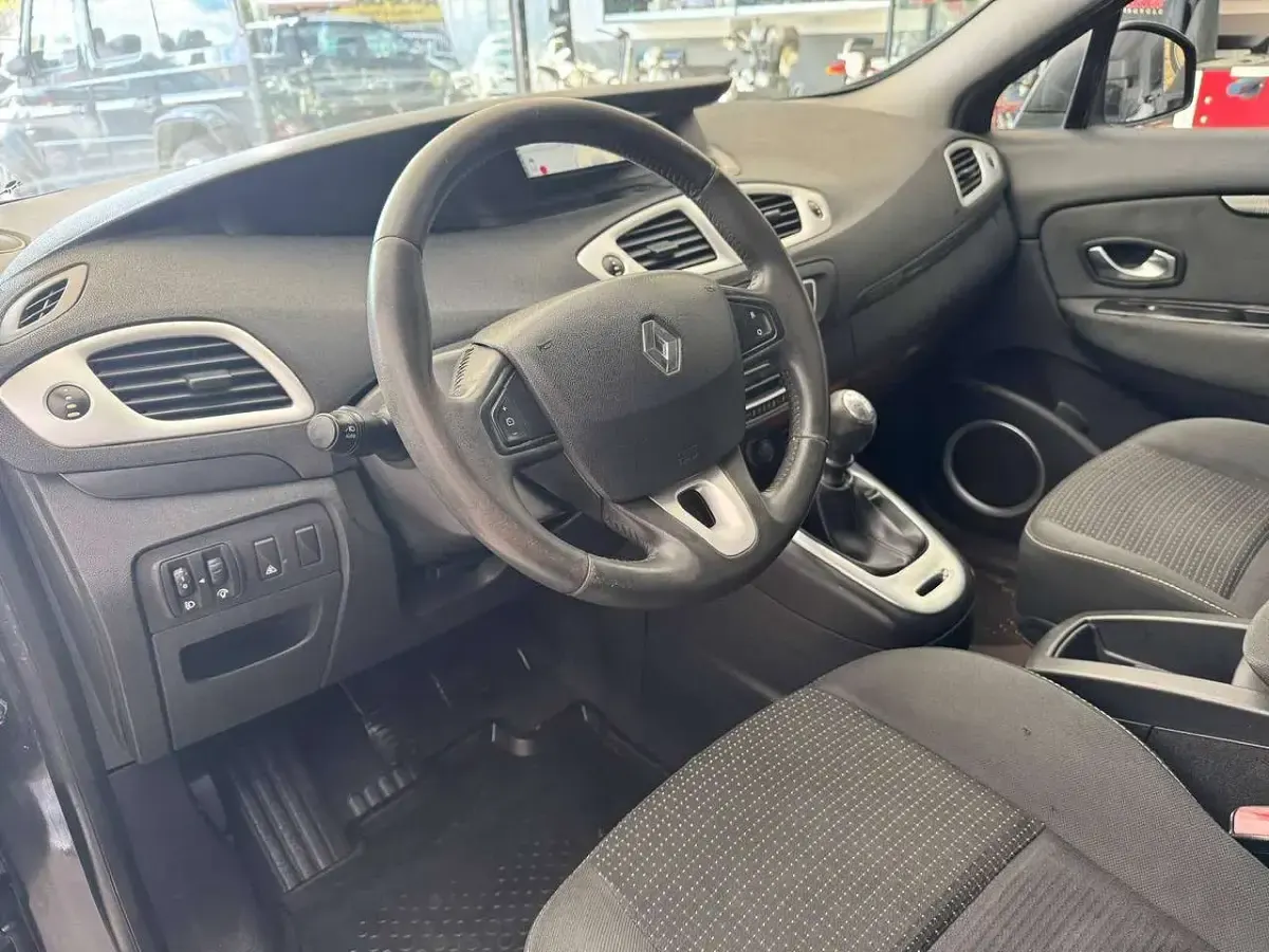Usata Renault Grand Scénic II Dynamique 106 CV (77 kW) 2009 Grigio Monovolume