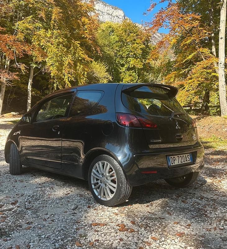 Usata Mitsubishi Colt 75 CV (55 kW) 2008 Nero Berlina