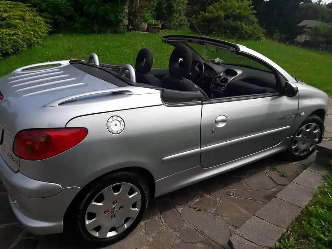 Usata Peugeot 206 CC 109 CV (80 kW) 2004 Argento Cabrio