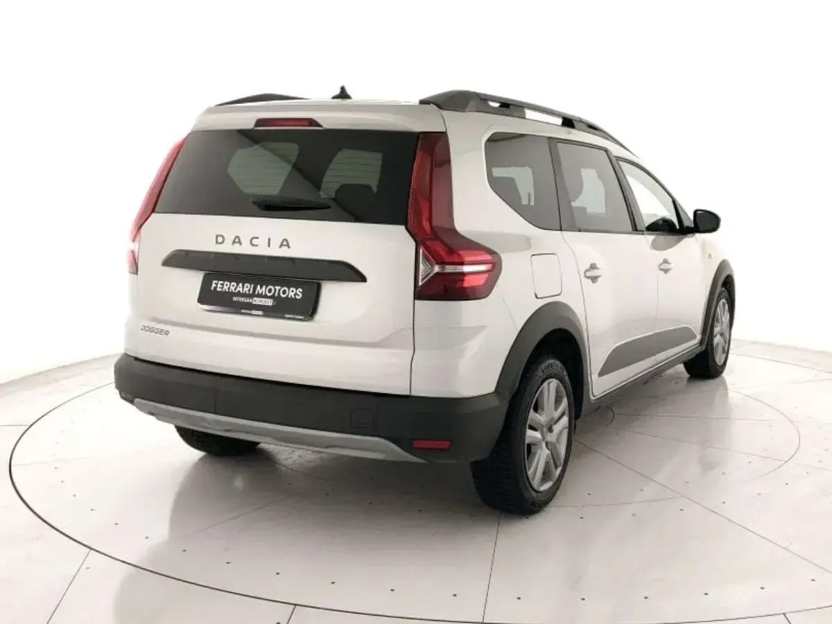 Usata Dacia Jogger Comfort 101 CV (74 kW) 2022 Argento Monovolume